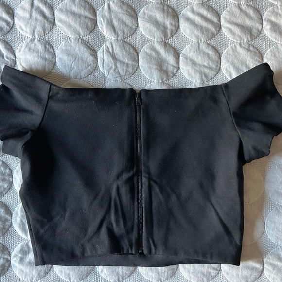 **SOLD** Alice + Olivia Off Shoulder Crop Top - Black - Size L - Picture 3 of 7